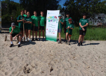 Черкаські спортсмени долучилися до прибирання прибережної смуги Дніпра