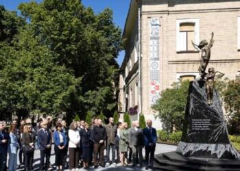 Эту боль невозможно постичь: в Харькове открыли памятник погибшим детям
