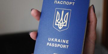 Зеленський доручив видавати паспорти етнічним українцям в інших державах
