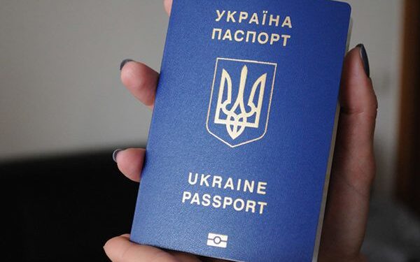Зеленський доручив видавати паспорти етнічним українцям в інших державах