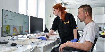 У центрі «Незламні» стартує пілотний проєкт з реабілітації людей, які через війну втратили зір