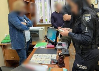 На Київщині завідувачку кафедри одного з вишів затримали під час отримання хабаря | Кримінальні новини