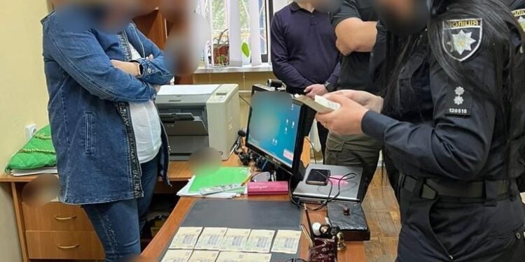 На Київщині завідувачку кафедри одного з вишів затримали під час отримання хабаря | Кримінальні новини