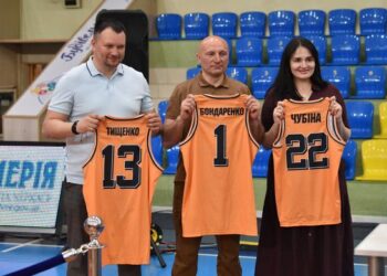 Керівники Черкас зустрілися із вихованцями баскетбольних шкіл