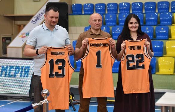 Керівники Черкас зустрілися із вихованцями баскетбольних шкіл