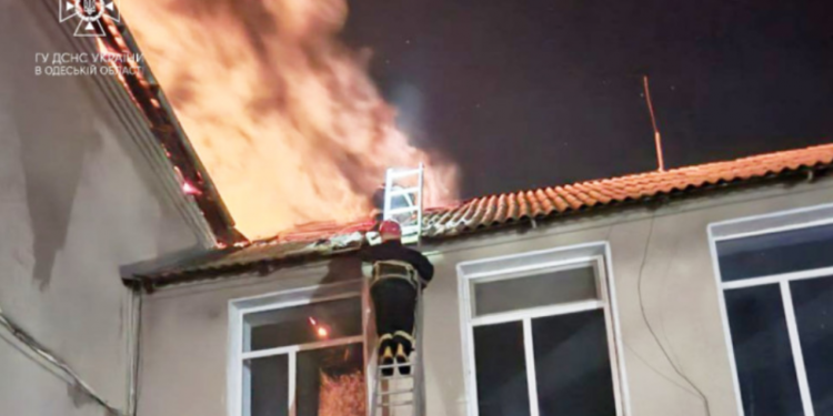 Майже 30 рятувальників гасили масштабну пожежу в ліцеї Білгород-Дністровського району