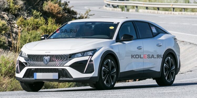 Новый гибридный кросс-лифтбек Peugeot 408 проехался на камеру — АВТО НОВОСТИ
