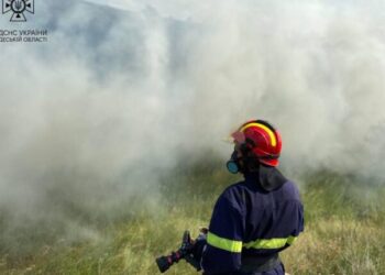 Пожежники всю ніч гасили пожежу на сміттєзвалищі під Одесою — Новини Одеської області