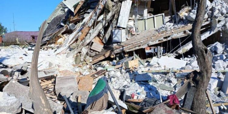 Загинула дитина, 22 людини поранені після ракетного удару окупантів по передмістях Дніпра