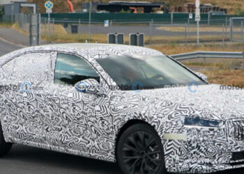 Skoda Superb «показалася» з подвійним вихлопом — Автоновини