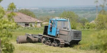 На базі трактора ХТЗ створили машину для розмінування — Автоновини