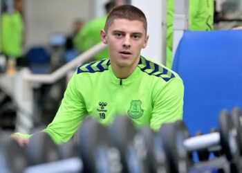 Миколенко всё же из-за травмы не полетел с «Эвертоном» на сбор в Швейцарию (11 июля 2023 г.) — Новости футбола