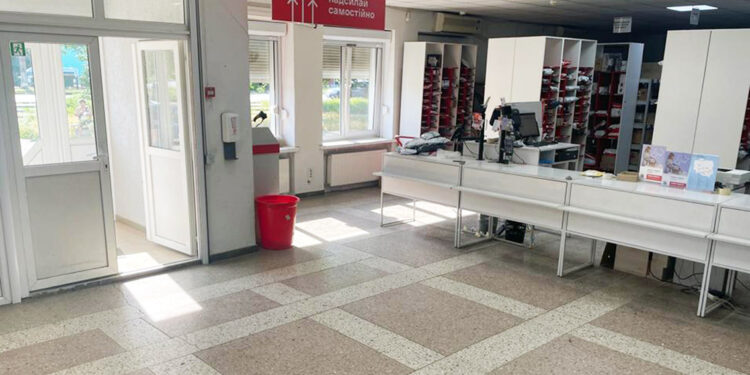 На Хмельниччині 16-річний злодюжка з газовим балончиком вчинив робійний напад на пошті | Кримінальні новини