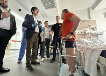 Во Львове впервые в Украине пациенту вживили протез в кость