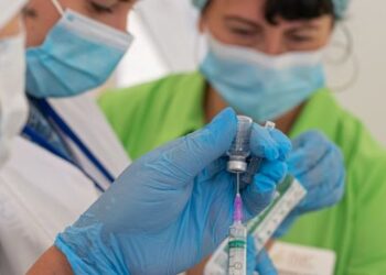 Доставка, хранение и прививки: правительство расширило функции Центров вакцинации