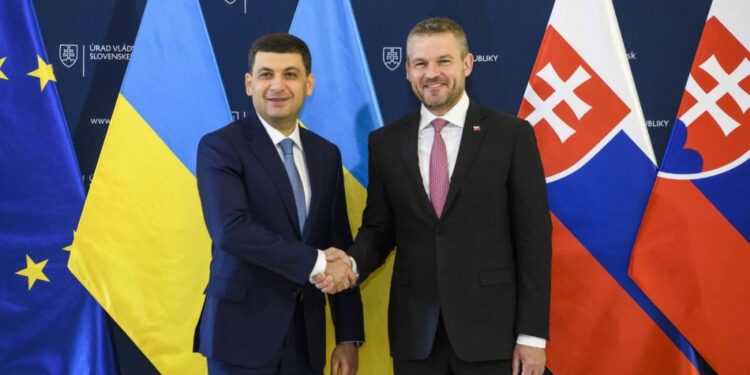 Україна і Словаччина підписали договори щодо прикордонного руху