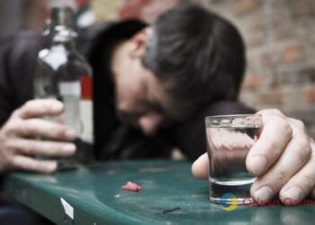 Чотири трупи та семеро у реанімації: поліція затримала жінку, яка продала їм «палену» горілку