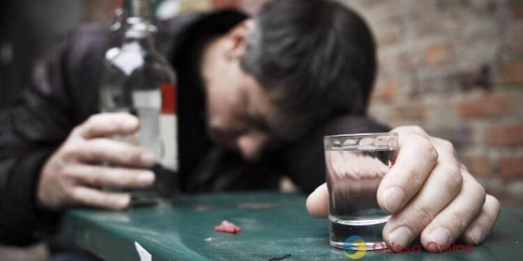 Чотири трупи та семеро у реанімації: поліція затримала жінку, яка продала їм «палену» горілку