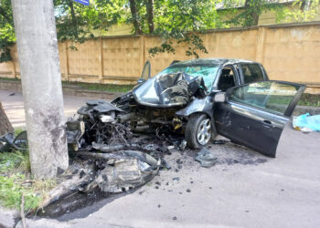 У Рівному легковик на чималій швидкості «знайшов» стовп, водій не вижив. ФОТО | Кримінальні новини