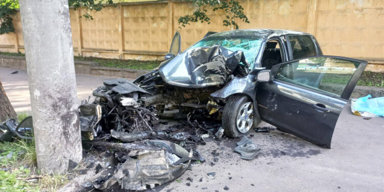 У Рівному легковик на чималій швидкості «знайшов» стовп, водій не вижив. ФОТО | Кримінальні новини