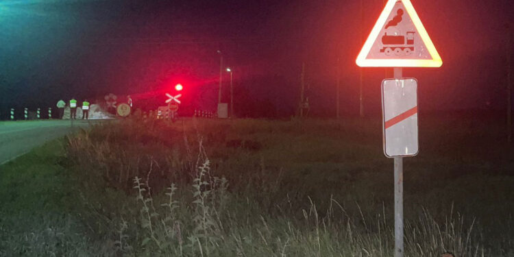 На Чернігівщині потяг на переїзді врізався у легковик: загинули чоловік, його дружина та двоє дітей. ФОТО | Кримінальні новини