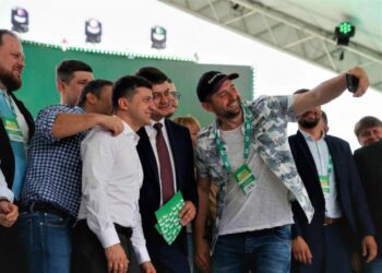 На зустрічі Зеленського з майбутніми нардепами від «Слуги народу» нагадали про рівність всіх перед законом