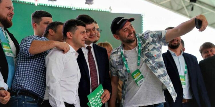 На зустрічі Зеленського з майбутніми нардепами від «Слуги народу» нагадали про рівність всіх перед законом