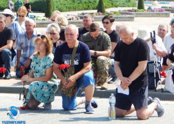 Южненська громада провела в останню путь 40-річного Воїна – Артура Померанцева (фото, відео) | YНовини одещіни