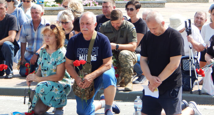 Южненська громада провела в останню путь 40-річного Воїна – Артура Померанцева (фото, відео) | YНовини одещіни
