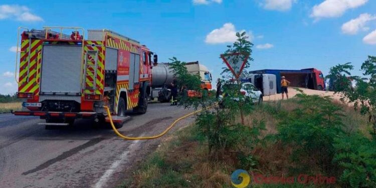 На дорозі Одеса – Рені перекинулася фура з зерном та перекрила рух