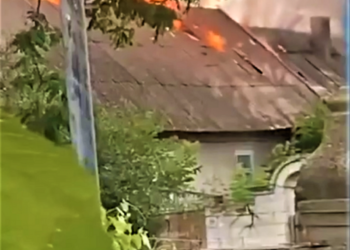 На півдні Одеської області через удар блискавки загорівся будинок