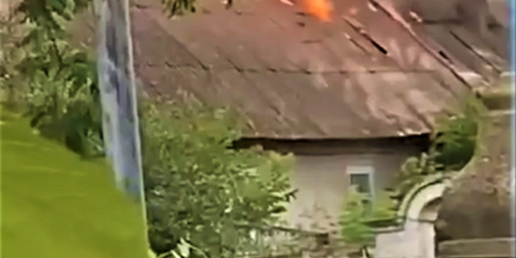 На півдні Одеської області через удар блискавки загорівся будинок