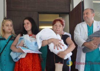 «Оберігали, як кришталеву вазочку»: з одеського пологового будинку виписали матір із трійнятами