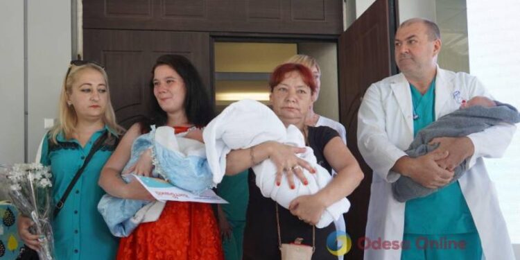 «Оберігали, як кришталеву вазочку»: з одеського пологового будинку виписали матір із трійнятами