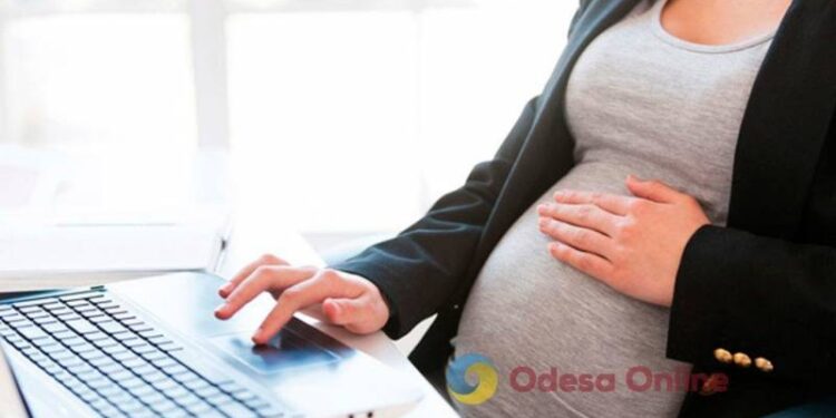 Рада дозволила жінкам самим визначати початок декретної відпустки