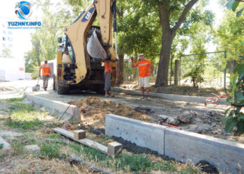В Южному відновили ремонт дороги біля 2-ї школи: проїжджу частину викладуть плиткою | YНовини одещіни