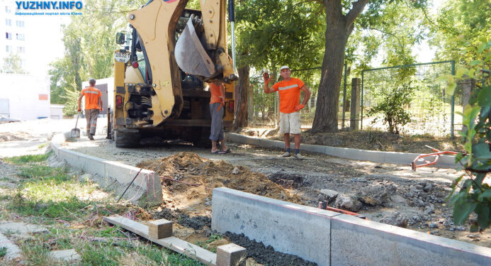 В Южному відновили ремонт дороги біля 2-ї школи: проїжджу частину викладуть плиткою | YНовини одещіни