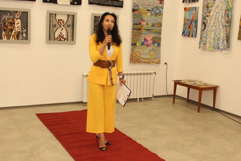 Виставка в Ізмаїльській картинній галереї до Дня Конституції України - Місто 24 (СВІТЛИНИ)