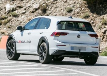 Volkswagen начал испытывать T-Roc нового поколения: на дороги пока пустили тестовый мул — АВТО НОВОСТИ