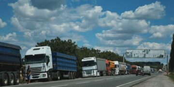 За сьогодні водії вантажного транспорту отримали понад 1000 перепусток для руху трасами Одеської області — Новини Одеської області