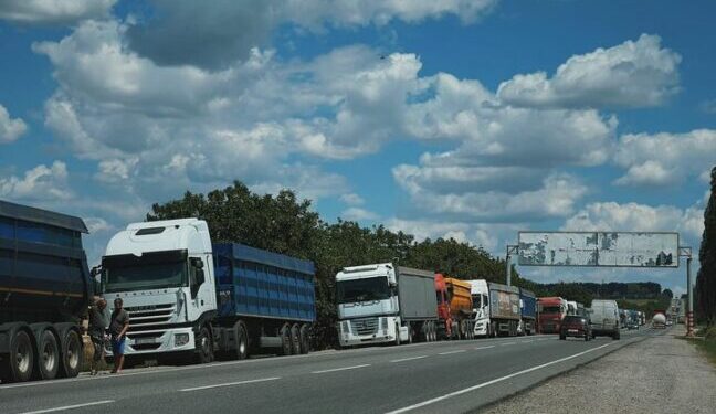 За сьогодні водії вантажного транспорту отримали понад 1000 перепусток для руху трасами Одеської області — Новини Одеської області