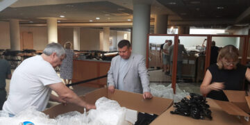 «Гуманітарку» у вигляді комп’ютерів почали розподіляти між навчальними закладами Южненської ОТГ | YНовини одещіни