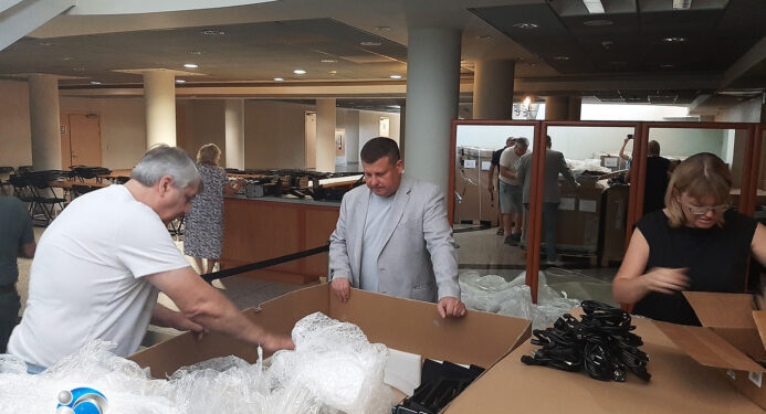 «Гуманітарку» у вигляді комп’ютерів почали розподіляти між навчальними закладами Южненської ОТГ | YНовини одещіни