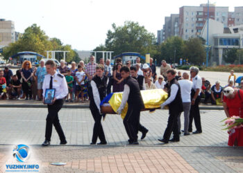 Южненська громада попрощалася з двома полеглими за Україну Захисниками (фото) | YНовини одещіни