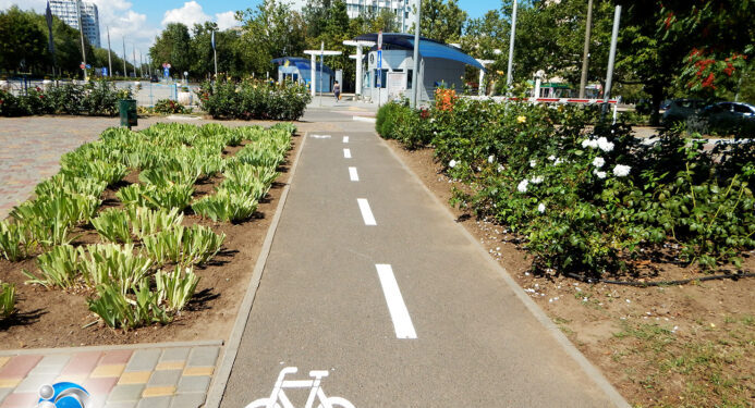 В Южному оновлюють розмітку на велосипедних доріжках (фото) | YНовини одещіни