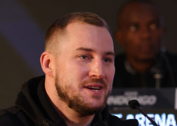 Шведский боксер отказался пожимать руку россиянину перед боем