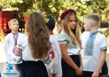 Южненські школярі провели флешмоб, привітавши місто з 45-річчям (фото, відео) | YНовини одещіни