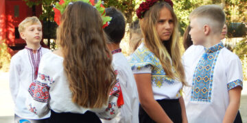 Южненські школярі провели флешмоб, привітавши місто з 45-річчям (фото, відео) | YНовини одещіни