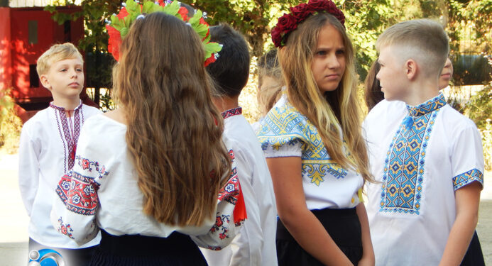 Южненські школярі провели флешмоб, привітавши місто з 45-річчям (фото, відео) | YНовини одещіни