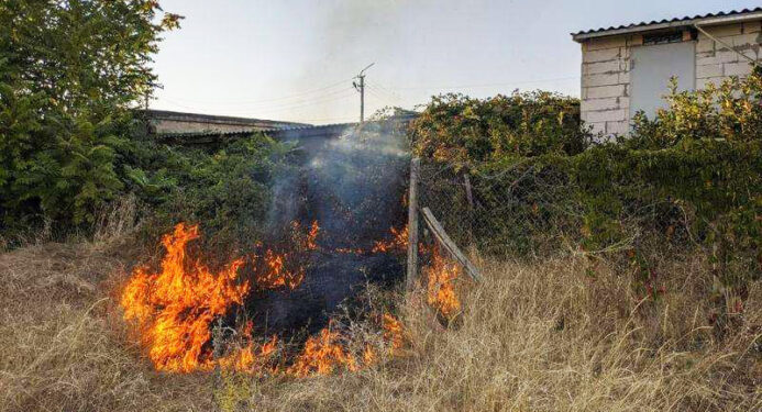 Пожежі почастішали: в Южному вкотре ліквідували загорання на місцевості (фото) | YНовини одещіни